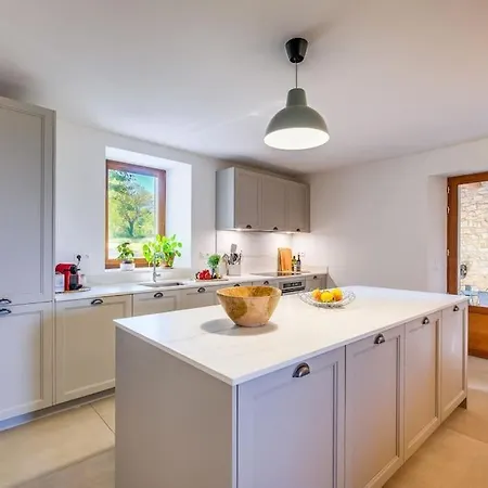 4 Stars Farmhouse, Heated Pool, View, 10 People * Bonnieux